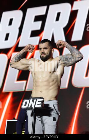 Denver, Colorado, Stati Uniti. 3rd maggio, 2023. DENVER, COLORADO - MAGGIO 4: Roberto Soldic si è appesantito alla ONE Championship Ceremonial Weigh-Ins and Face-Off Conference il 4 Maggio 2023 al 1st Bank Center di Denver, Colorado. (Credit Image: © Christopher Colon/PX Imagens via ZUMA Press Wire) SOLO PER USO EDITORIALE! Non per USO commerciale! Foto Stock