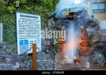 Beppu, Giappone - Novembre 25 2022: Sorgente termale Tatsupaki Jigoku a Beppu, Oita. La città è famosa per i suoi onsen (sorgenti termali). Ha 8 caldo geotermico principale Foto Stock
