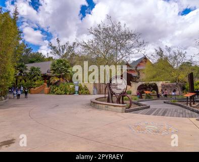 4 maggio 2023, Los Angeles, CA, USA: I visitatori camminano per i sentieri presso lo zoo di Los Angeles a Los Angeles, CA. Foto Stock