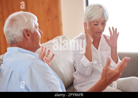 Ho bisogno di un tempo fuori. una coppia anziana che ha un argomento a casa. Foto Stock