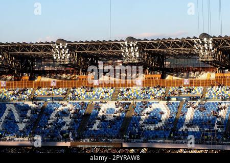 Napoli, Italia. 04th maggio, 2023. I fan si preparano a guardare la partita Udinese - Napoli dagli schermi giganti all'interno dello stadio Diego Armando Maradona. Napoli, 04 maggio 2023. (Foto di Vincenzo Izzo/Sipa USA) Credit: Sipa USA/Alamy Live News Foto Stock