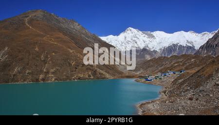 Gokyo Ri e il Monte Cho Oyu innevato, Himalaya. Foto Stock