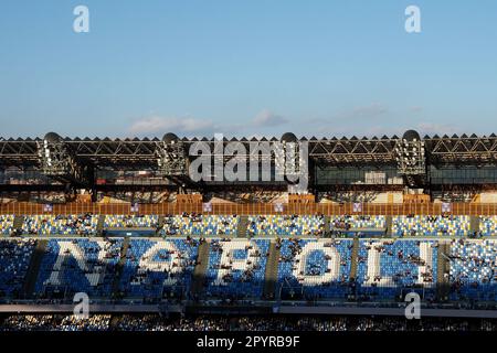 Napoli, Italia. 04th maggio, 2023. I fan si preparano a guardare la partita Udinese - Napoli dagli schermi giganti all'interno dello stadio Diego Armando Maradona. Credit: Vincenzo Izzo/Alamy Live News Foto Stock