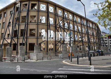 Marsiglia, Francia. 29th Apr, 2023. Un vecchio edificio Marsiglia dalla 1950s situato a 25, boulevard Charles Nédelec è in fase di ricostruzione con la conservazione delle sue facciate. (Credit Image: © Gerard Bottino/SOPA Images via ZUMA Press Wire) SOLO PER USO EDITORIALE! Non per USO commerciale! Foto Stock