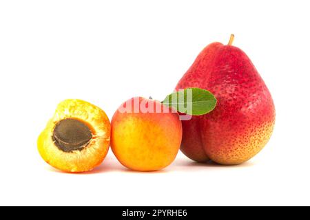 Albicocche intere e mature, pera multicolore isolata su fondo bianco. Multivitaminico e frutti ricchi e succosi Foto Stock