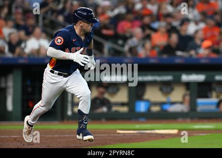 Il terzo baseman di Houston Astros Alex Bregman (2) corre alla prima base nella parte inferiore del sesto inning durante il gioco MLB tra il San Francisco Giant Foto Stock