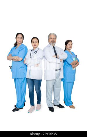 Gruppo di medici indiani maschi e femmine fiduciosi e personale medico con stetoscopio in piedi braccia incrociate isolato su sfondo bianco, salute co Foto Stock