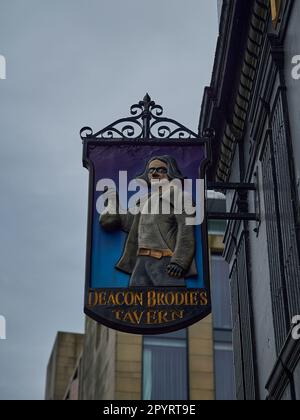 Edinbourgh, Scozia - 05 20 2018: Segno della Taverna popolare di Diacon Brodies, che era un falegname durante il giorno ed un ladro durante la notte, situata lungo il Foto Stock