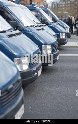 Sicurezza, polizia e fila di furgoni in città per un servizio pubblico durante una protesta o marcia. Sicurezza, criminalità e forze dell'ordine trasporti in una linea AS Foto Stock