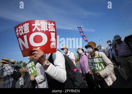 Tokyo, Giappone. 3rd maggio, 2023. La gente si raduna al Tokyo Rinkai Disaster Prevention Park a Tokyo, Giappone, 3 maggio 2023. Circa 25.000 giapponesi si sono radunati mercoledì a Tokyo, chiedendo la pace e la protezione della costituzione giapponese, compreso l'articolo 9, che ha rinunciato alla guerra, mentre il paese ha segnato il 76th° anniversario della sua costituzione pacifista del dopoguerra. PER ANDARE CON 'caratteristica: Raduno giapponese a Tokyo per difendere la costituzione pacifista, chiedendo la pace' credito: Zhang Xiaoyu/Xinhua/Alamy Live News Foto Stock