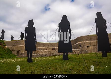 In piedi con l'installazione d'arte di Giants che commemora il conflitto di Falklands a Fort Nelson a Fareham, vicino Portsmouth, Hampshire Regno Unito in aprile Foto Stock