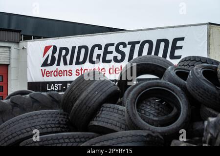 Lindesnes, Norvegia - Agosto 07 2022: Grande pila di pneumatici usati davanti al logo Bridgestone Foto Stock