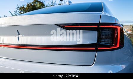 Goteborg, Svezia - 30 2022 agosto: Luce posteriore di una vettura Polestar 2 bianca appena lavata Foto Stock