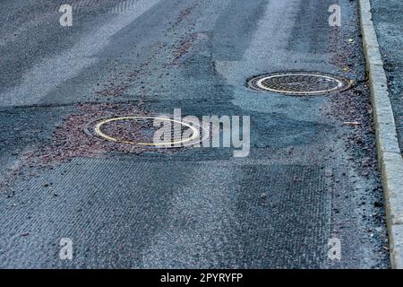 Gothenburg, Svezia - Luglio 27 2022: Tombola copre in una strada con asfalto macinato. Foto Stock