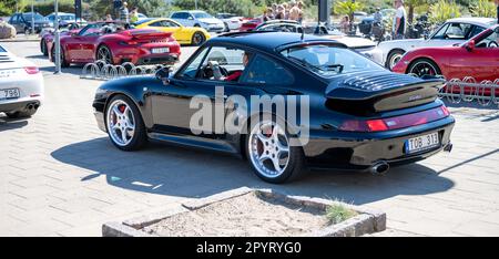 Falkenberg, Svezia - 30 2022 luglio: Nero 1993 Porsche 993 Turbo a Skrea Strand Foto Stock