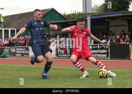 Tom Wraight di Hornchurch e Jason Ring di Aveley durante Hornchurch contro Aveley, Pitching in Isthmian League Premier Division Play-off Final Football A. Foto Stock