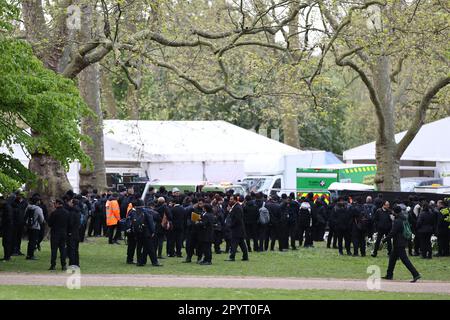 Londra, Regno Unito. 05th maggio, 2023. Il personale dell'evento si riunisce vicino al Mall prima dell'incoronazione di Re Carlo III sabato 6th maggio 2023. Il re Carlo entrò nel trono britannico dopo la morte di sua madre, la regina Elisabetta II, avvenuta il 8 settembre 2022. Photo credit: Ben Cawthra/Sipa USA Credit: Sipa USA/Alamy Live News Foto Stock