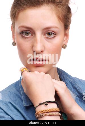 Giovane e fiducioso. Primo piano studio di una bella giovane donna isolata su bianco. Foto Stock