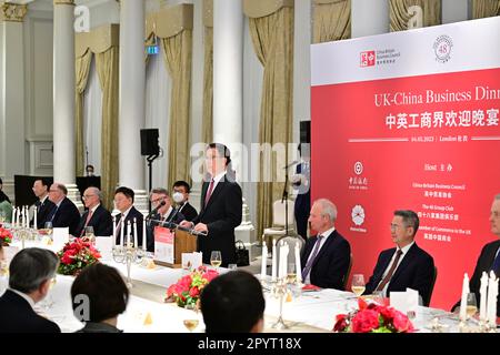 Londra, Gran Bretagna. 4th maggio, 2023. Il Vicepresidente cinese Han Zheng parla in una cena di benvenuto ospitata dalle comunità commerciali cinesi e britanniche a Londra, in Gran Bretagna, il 4 maggio 2023. Come rappresentante speciale del presidente cinese Xi Jinping, Han è arrivato giovedì prima per partecipare alla cerimonia di incoronazione di re Carlo III prevista per sabato. Credit: Yue Yuewei/Xinhua/Alamy Live News Foto Stock