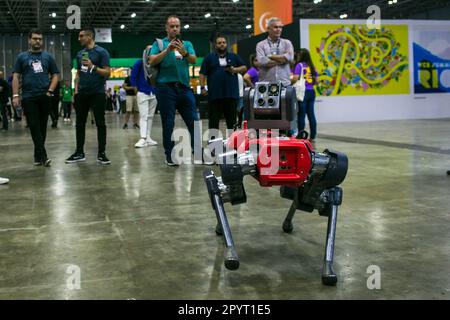 Rio de Janeiro, Brasile. 4th maggio, 2023. I partecipanti guardano un robot antincendio durante il Web Summit Rio del 2023 a Rio de Janeiro, Brasile, il 4 maggio 2023. Il Web Summit Rio del 2023 si è concluso giovedì. Credit: Claudia Martini/Xinhua/Alamy Live News Foto Stock