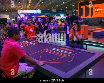 Rio de Janeiro, Brasile. 4th maggio, 2023. I partecipanti visitano lo stand della Itau Bank durante il Web Summit Rio del 2023 a Rio de Janeiro, Brasile, il 4 maggio 2023. Il Web Summit Rio del 2023 si è concluso giovedì. Credit: Claudia Martini/Xinhua/Alamy Live News Foto Stock