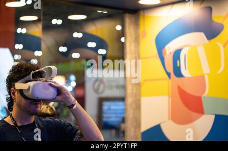 Rio de Janeiro, Brasile. 4th maggio, 2023. Un partecipante prova un dispositivo di realtà virtuale presso lo stand Banco do Brasil durante il Web Summit 2023 di Rio de Janeiro, Brasile, il 4 maggio 2023. Il Web Summit Rio del 2023 si è concluso giovedì. Credit: Wang Tiancong/Xinhua/Alamy Live News Foto Stock