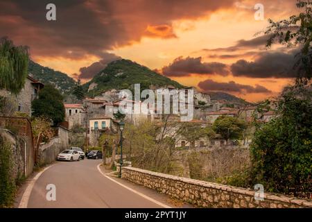Villaggio di Stemnitsa in un tramonto invernale. Menalon montagna, Peloponneso. Grecia Foto Stock