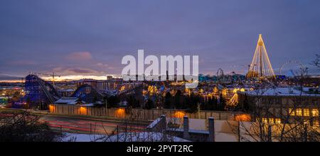 Gothenburg, Svezia - 11 2022 dicembre: Vista al tramonto sul parco divertimenti Liseberg alle luci di natale Foto Stock