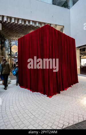 Oslo, Norvegia - Novembre 19 2022: Misterioso cubo drappeggiato rosso in un centro commerciale Foto Stock