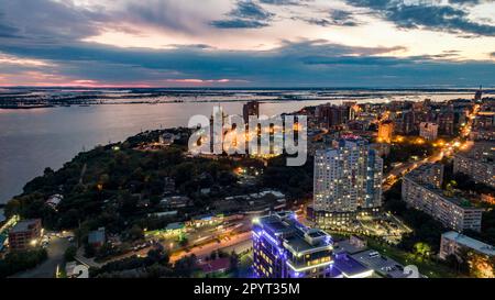 Notte Khabarovsk nel fumo. La Cattedrale della Trasfigurazione. Estremo Oriente, Russia Foto Stock