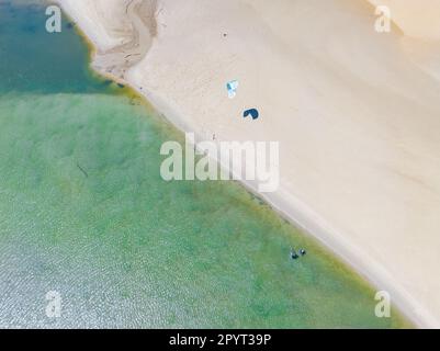 Veduta aerea di un kite surfer su un bar di sabbia in una insenatura costiera a Golden Beach sulla Sunshine Coast del Queensland, Australia Foto Stock