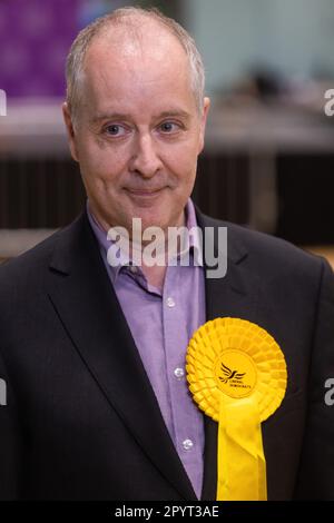 Maidenhead, Regno Unito. 5th maggio, 2023. Cllr Simon Werner, leader liberaldemocratico locale, è intervistato al conte elettorale locale nel Royal Borough di Windsor e Maidenhead dopo che i liberaldemocratici hanno preso il controllo del Consiglio. Credit: Notizie dal vivo di Mark Kerrison/Alamy Foto Stock