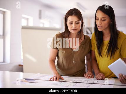 Andando oltre i dettagli finali della casa-pianta. Due designer femminili discutono i dettagli di un progetto. Foto Stock