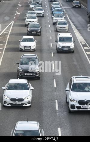 Birmingham, West Midlands, 5 maggio 2023 - il traffico delle festività della Coronation Bank ha iniziato a costruire stamattina sull'autostrada A38M a Birmingham, mentre migliaia di persone sono salite sulle strade per la Kings Coronation. Credito: Interrompi stampa Media/Alamy Live News Foto Stock