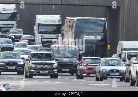 Birmingham, West Midlands, 5 maggio 2023 - il traffico delle festività della Coronation Bank ha iniziato a costruire stamattina sull'autostrada A38M a Birmingham, mentre migliaia di persone sono salite sulle strade per la Kings Coronation. Credito: Interrompi stampa Media/Alamy Live News Foto Stock