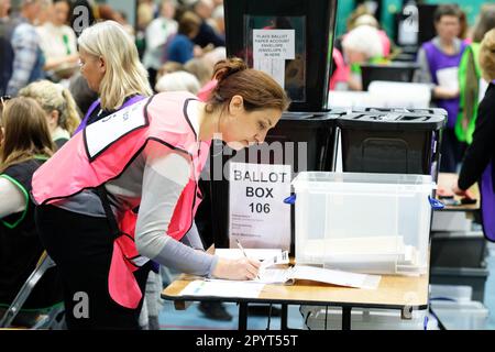 Hereford, Herefordshire, Regno Unito – Venerdì 5th maggio 2023 – il personale delle elezioni conta i voti a Hereford dopo le elezioni locali di ieri in Inghilterra. In tutta l'Inghilterra oltre 8.000 seggi locali sono stati contesi in 230 consigli. Foto Steven Maggio / Alamy Live News Foto Stock