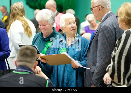 Hereford, Herefordshire, Regno Unito – Venerdì 5th maggio 2023 – i rappresentanti del Partito Verde controllano il conteggio dei voti a Hereford dopo le elezioni locali del passato in Inghilterra. In tutta l'Inghilterra oltre 8.000 seggi locali sono stati contesi in 230 consigli. Foto Steven Maggio / Alamy Live News Foto Stock