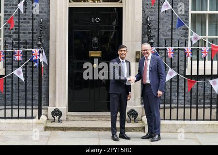 Il primo ministro Rishi Sunak saluta il primo ministro australiano Anthony Albanese fuori 10 Downing Street, Londra. Data immagine: Venerdì 5 maggio 2023. Foto Stock