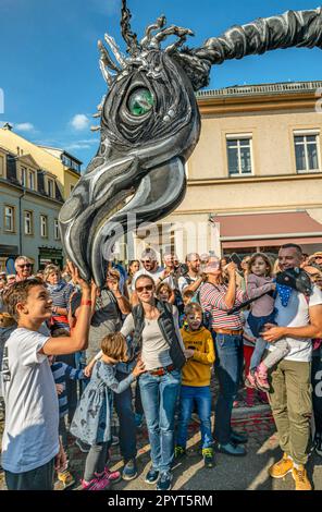 Spettacolo di strada dei giganti preistorici durante l'autunno 30th e il festival del vino Radebeul, Sassonia, Germania Foto Stock