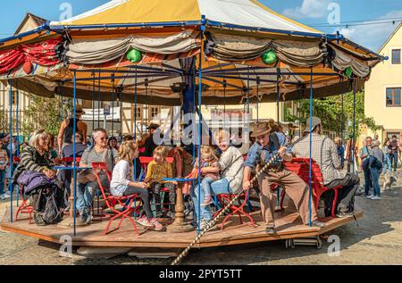 Teatro Carousel spettacolo durante l'autunno e il festival del vino Radebeul 2022, Altkötschenbroda, Radebeul, Sassonia, Germania Foto Stock