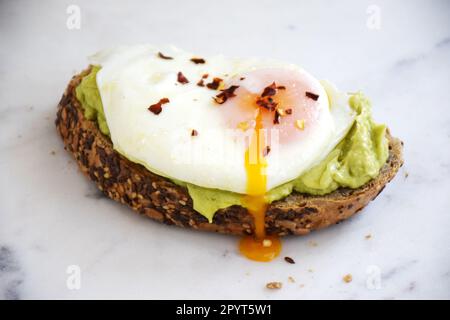 Uovo su toast, avocado toast, Keto Diet, pasto, colazione, Sano, nutriente, uovo fritto su toast, panino aperto, avocado Foto Stock