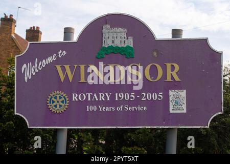 Windsor, Berkshire, Regno Unito. 5th maggio, 2023. Un cartello Welcome to Windsor. L'ex roccaforte conservatrice di Windsor e Maidenhead è stata presa dai liberaldemocratici dopo le elezioni locali di ieri. I risultati per tutti i rioni del Royal Borough of Windsor e le elezioni Maidenhead sono stati dichiarati. La nuova costituzione dei seggi del consiglio è ora liberaldemocratici 22, conservatori 7 e i restanti seggi vanno ai deputati indipendenti. Credit: Maureen McLean/Alamy Live News Foto Stock