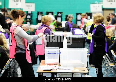 Hereford, Herefordshire, Regno Unito – Venerdì 5th maggio 2023 – il personale delle elezioni conta i voti a Hereford dopo le elezioni locali di ieri in Inghilterra. In tutta l'Inghilterra oltre 8.000 seggi locali sono stati contesi in 230 consigli. Foto Steven Maggio / Alamy Live News Foto Stock