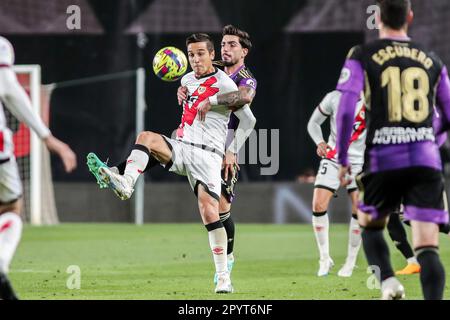 Madrid, Spagna - 4 maggio 2023 Oscar Trejo di Rayo Vallecano e Ramon Rodriguez 'Monchu' di Real Valladolid durante il campionato spagnolo la Liga partita di calcio tra Rayo Vallecano e Real Valladolid il 4 maggio 2023 all'Estadio de Vallecas di Madrid, Spagna - Foto: Irina R Hipolito/DPPI/LiveMedia Foto Stock