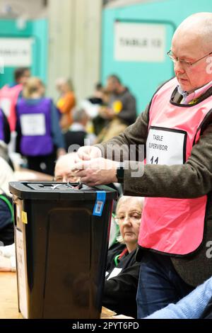 Hereford, Herefordshire, Regno Unito – Venerdì 5th maggio 2023 – il personale delle elezioni conta i voti a Hereford dopo le elezioni locali di ieri in Inghilterra. In tutta l'Inghilterra oltre 8.000 seggi locali sono stati contesi in 230 consigli. Foto Steven Maggio / Alamy Live News Foto Stock