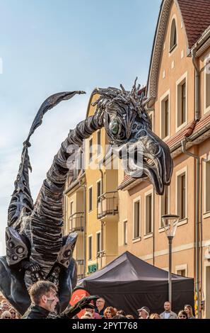 Spettacolo di strada dei giganti preistorici durante l'autunno 30th e il festival del vino Radebeul, Sassonia, Germania Foto Stock