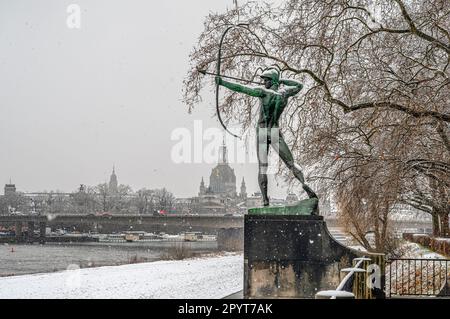 Scultura dell'arciere sulle rive del fiume Elba in inverno, Sassonia, Dresda, Germania Foto Stock