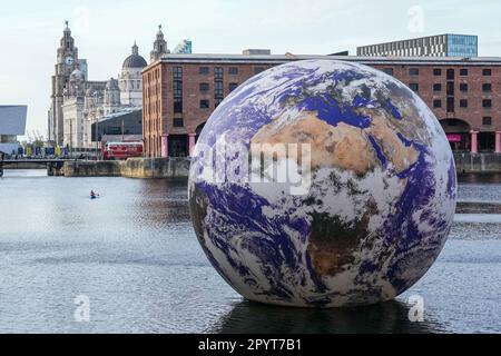 Terra galleggiante di Luke Jerram al Royal Albert Dock' Foto Stock