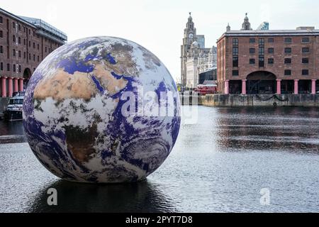 Terra galleggiante di Luke Jerram al Royal Albert Dock' Foto Stock