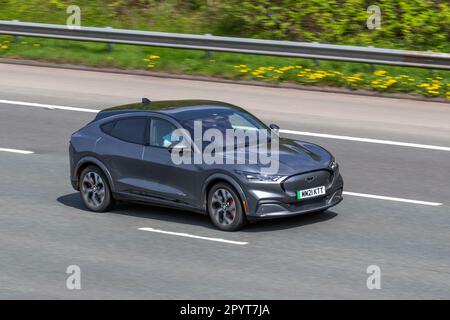 2021 Ford Mustang Mach-e FST ed Xrng AWD 351 AWD Electric 99Kwh Grey Car SUV Elettricità 258 kW; viaggiando sull'autostrada M61, Regno Unito Foto Stock